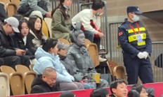 爱游戏官方登录入口-观赛人数达到新高，球场座无虚席