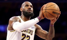 篮球比赛场上奇迹发生，球员技术高超