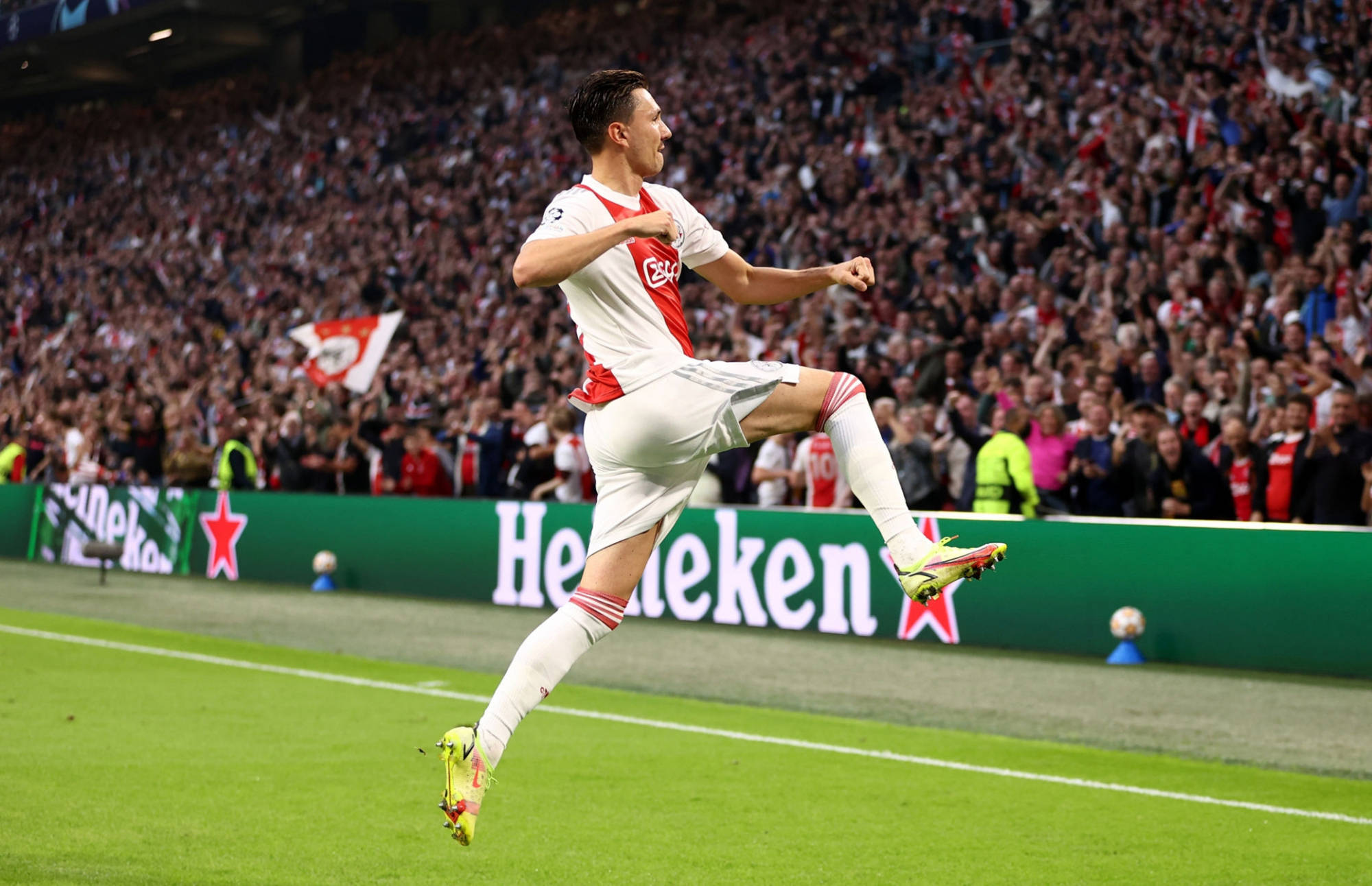 关于阿贾克斯签下巴西新星，欧冠竞争力提升的信息