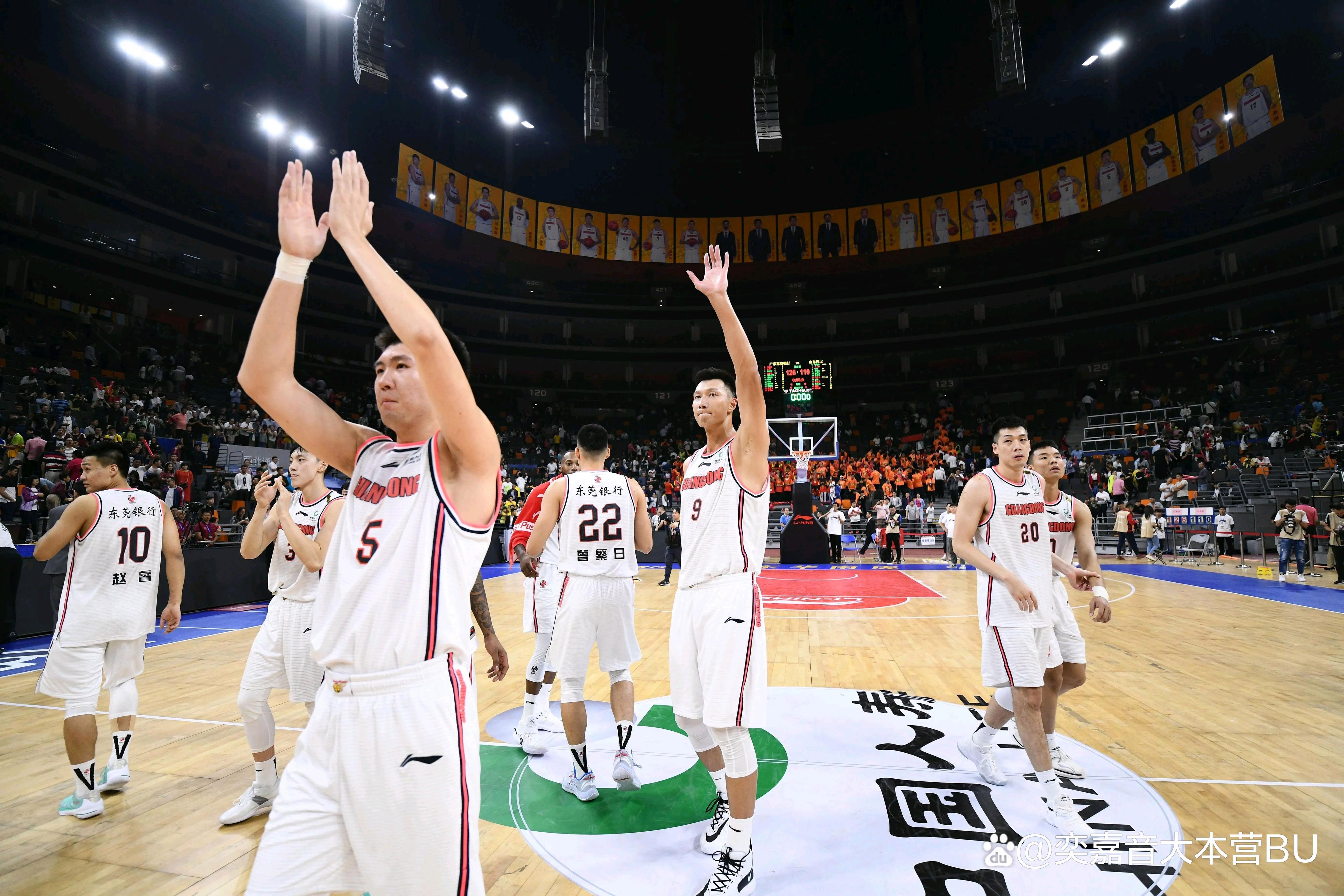 球场上的激烈比拼，国内篮球联赛势不可挡的简单介绍