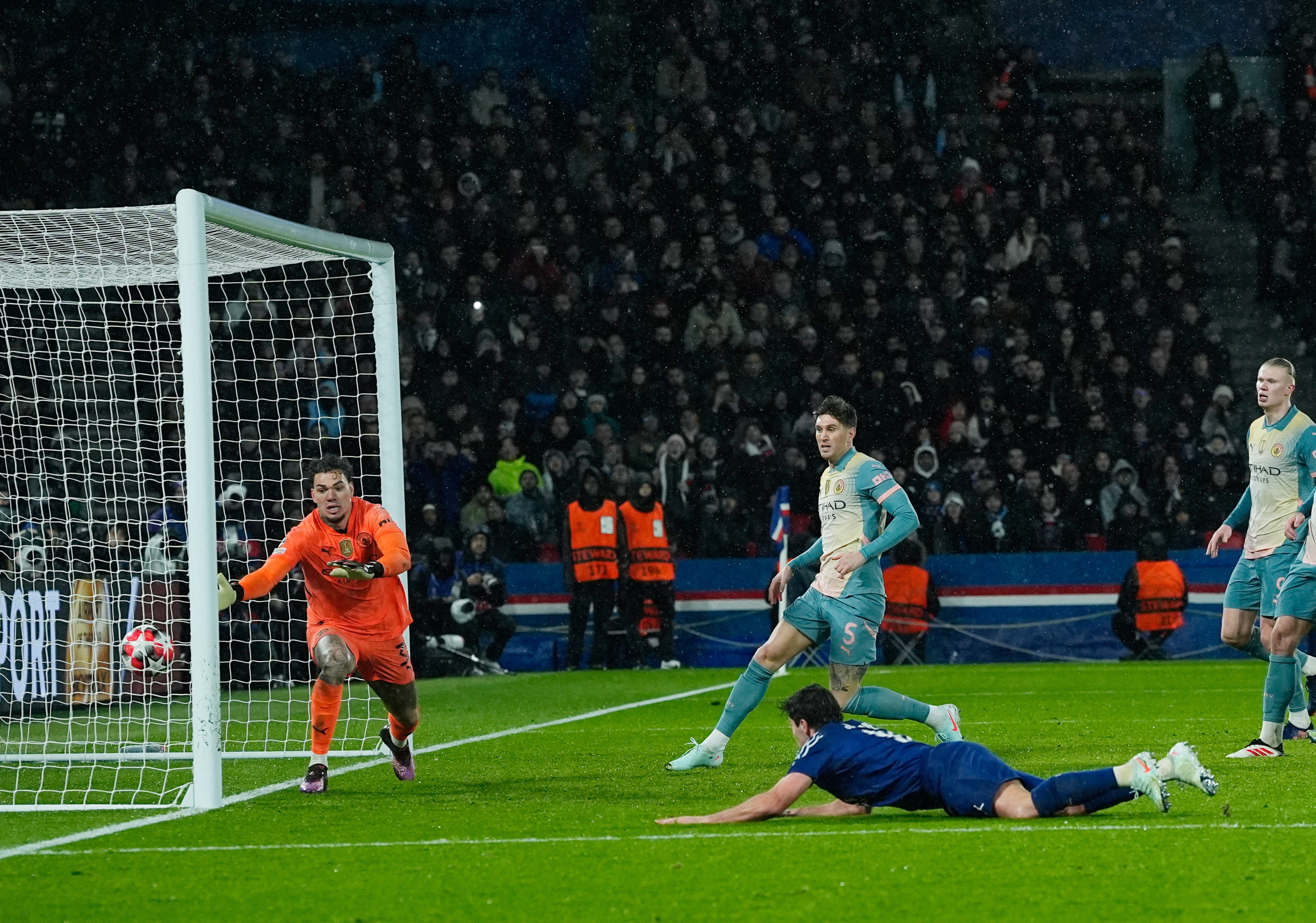 关于欧预赛半决赛激战正酣，胜负难以预料的信息