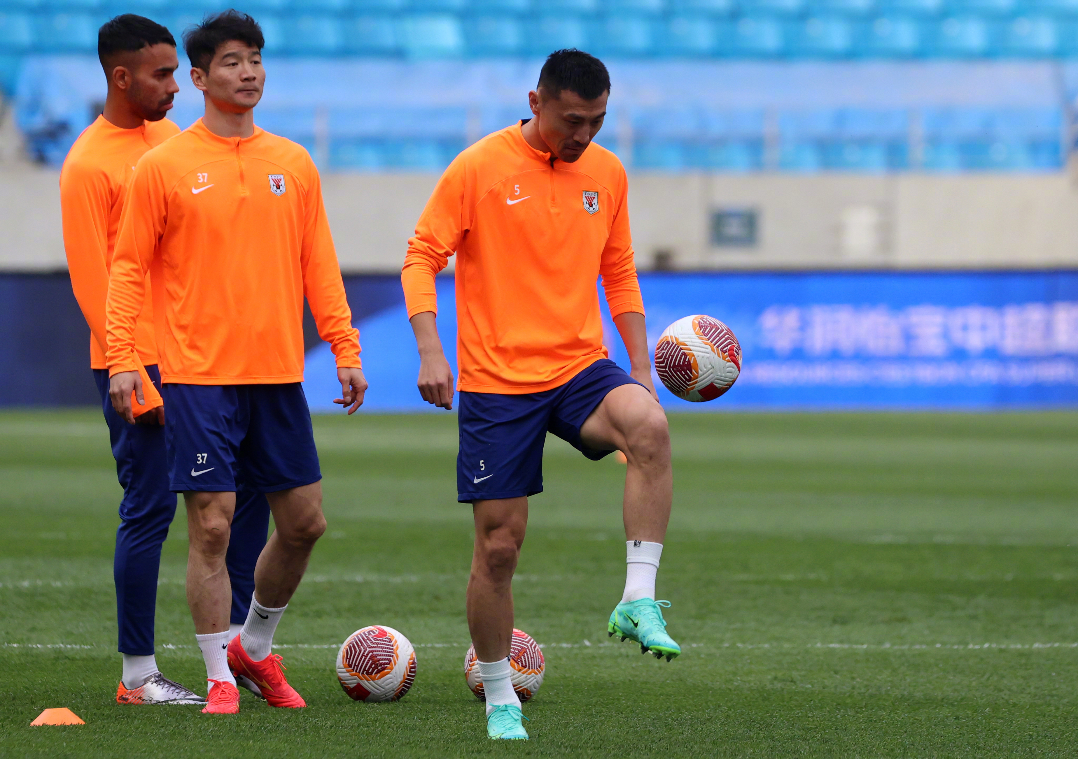 球队备战关键比赛，抱团出击争取胜利