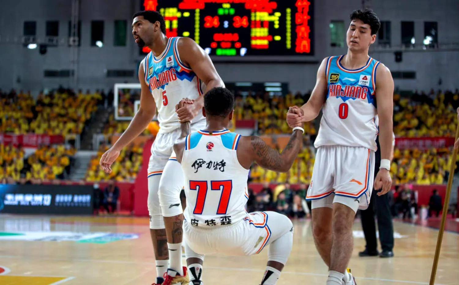 包含新疆主帅赞扬球队配合，连胜庆祝季后赛提前入场的词条