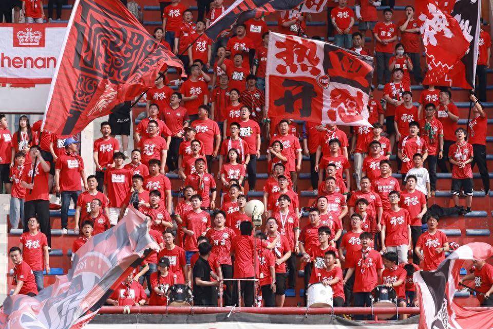 比赛中出现多个进球，现场观众尖叫不断