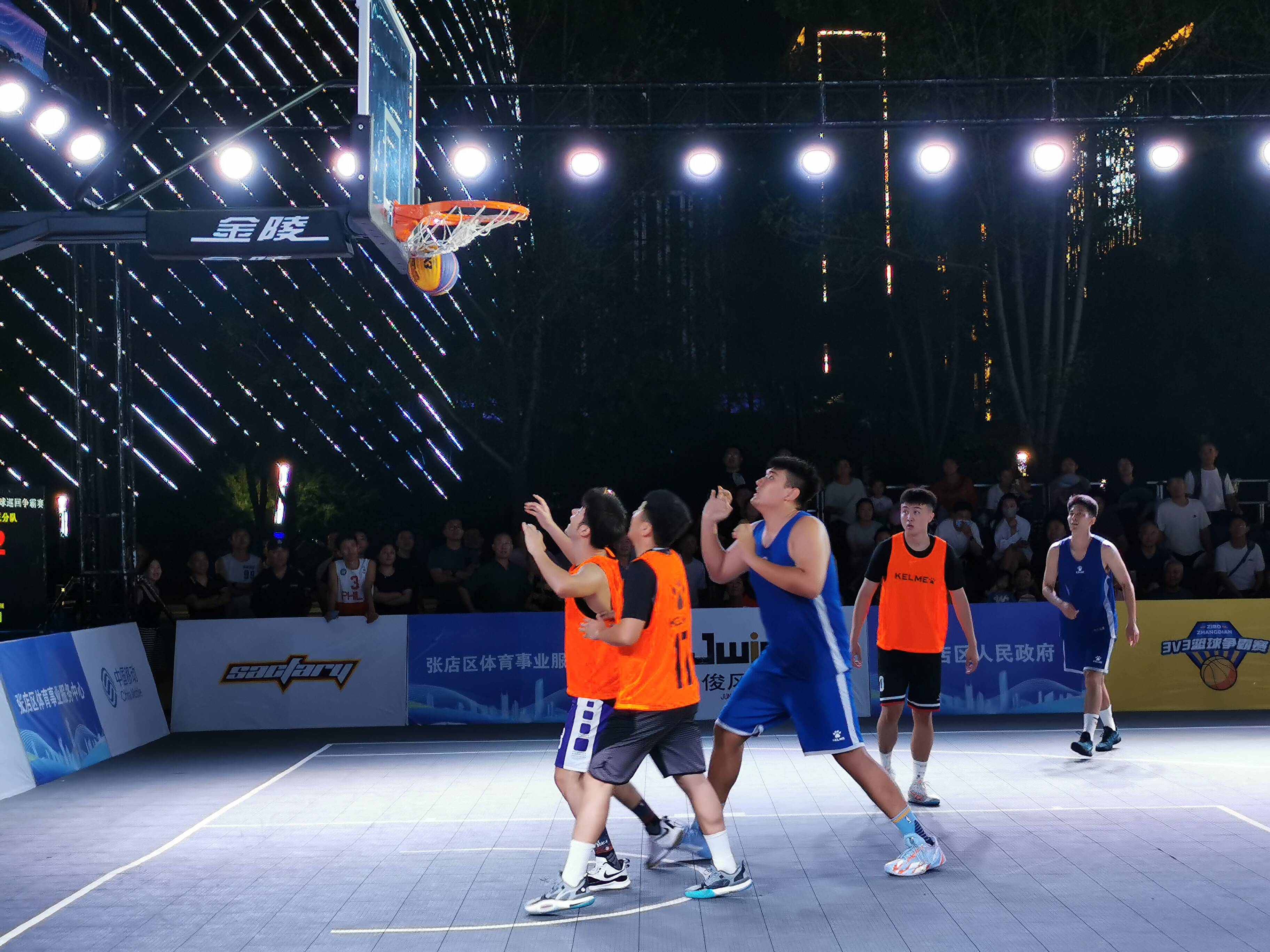 篮球比赛如火如荼，场面一片热闹的简单介绍