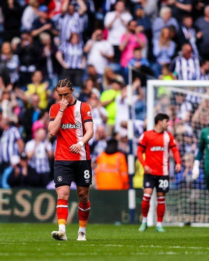 包含利兹联后卫伤愈归队，英冠冲击英超雄心顿生的词条