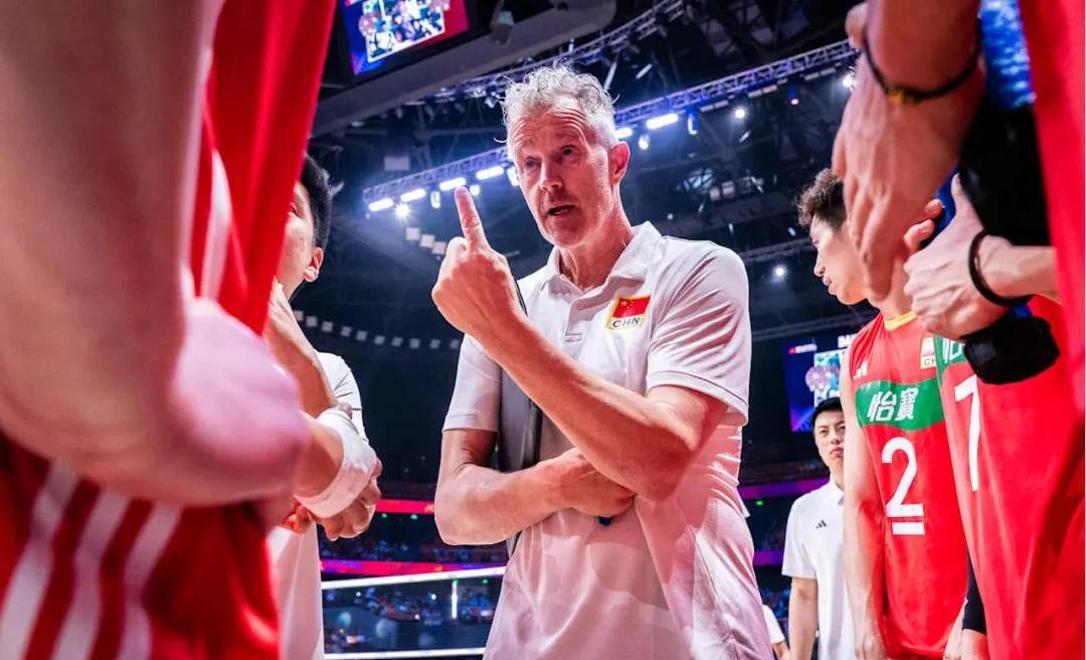 球队主帅发怒，指责球员表现不力