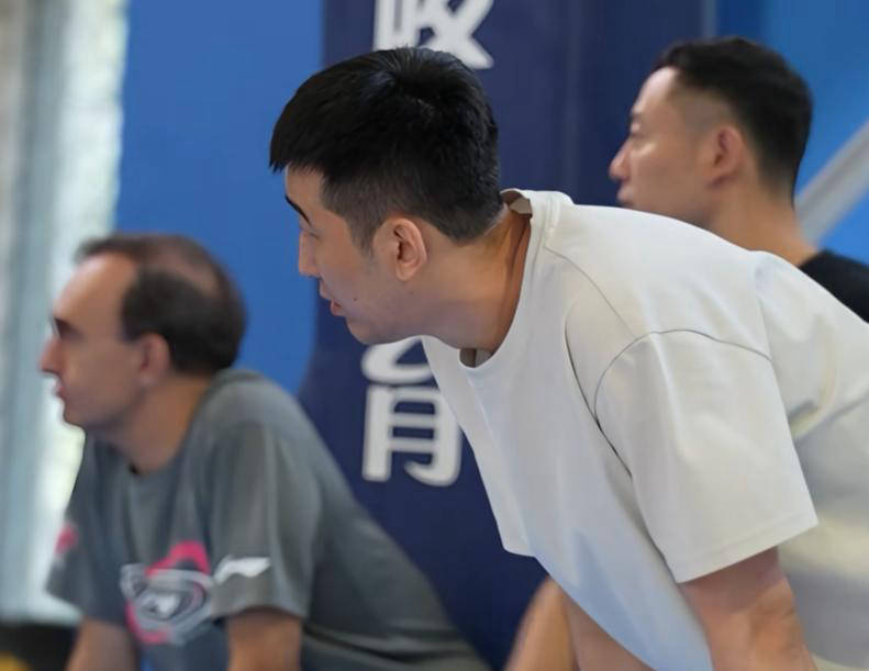 球星篮球教练开设全球巡回训练营，吸引球迷参加的简单介绍