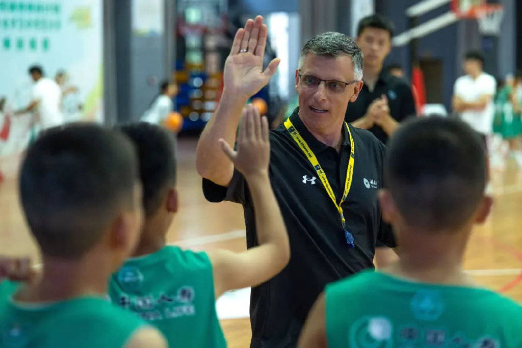 球星篮球教练开设全球巡回训练营，吸引球迷参加的简单介绍