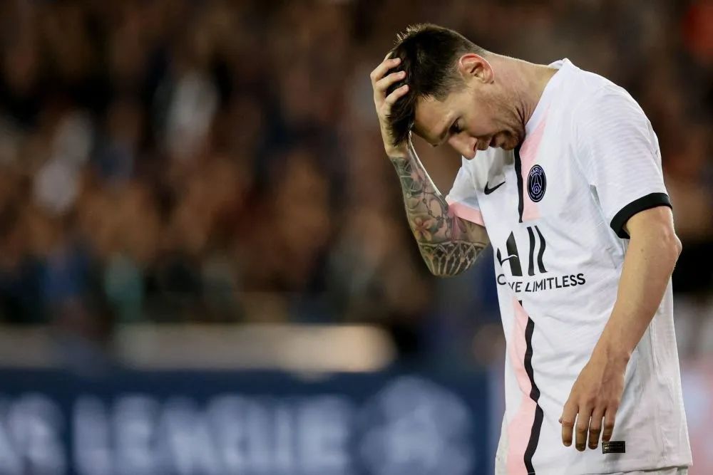 关于巴黎圣日耳曼球迷高唱队歌，士气高昂的信息