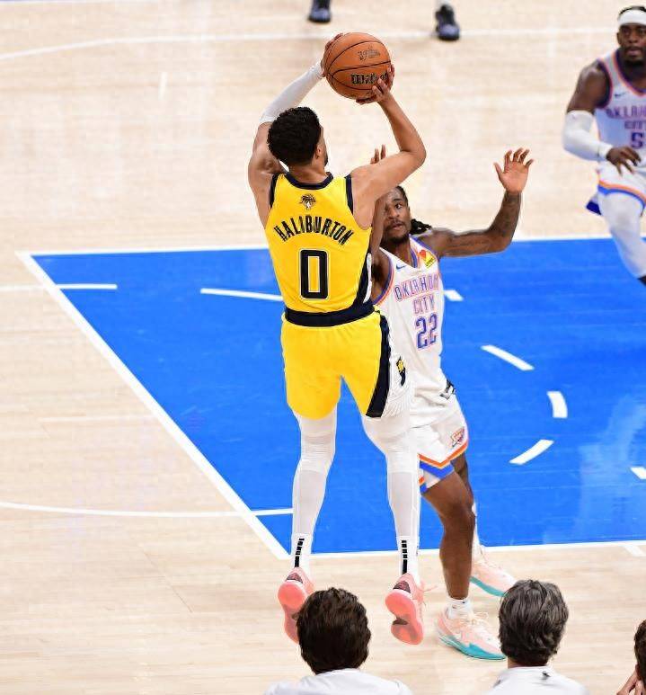 篮球比赛场上奇迹发生，球员技术高超