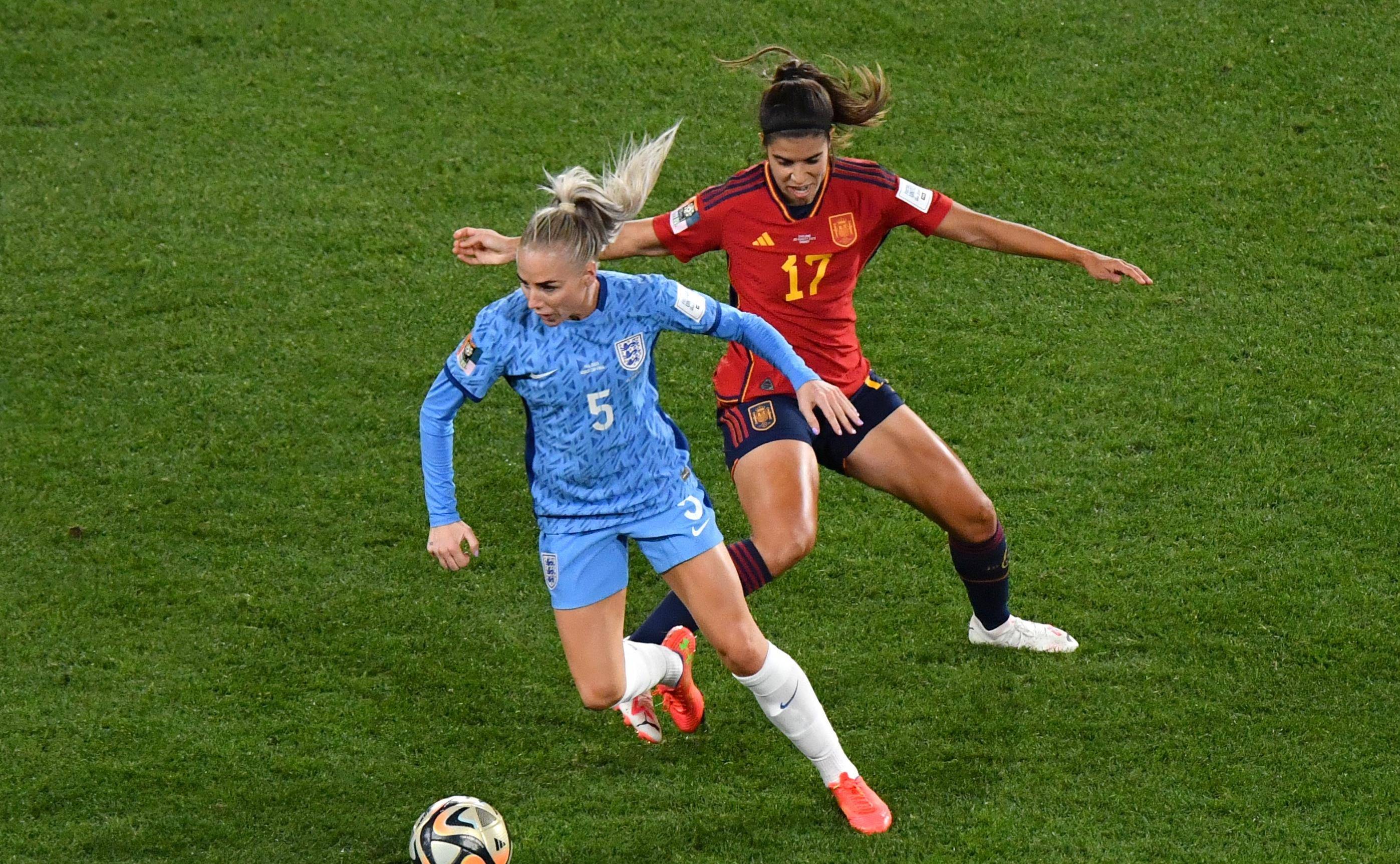 西班牙女足队员在友谊赛中踢出精彩表现！