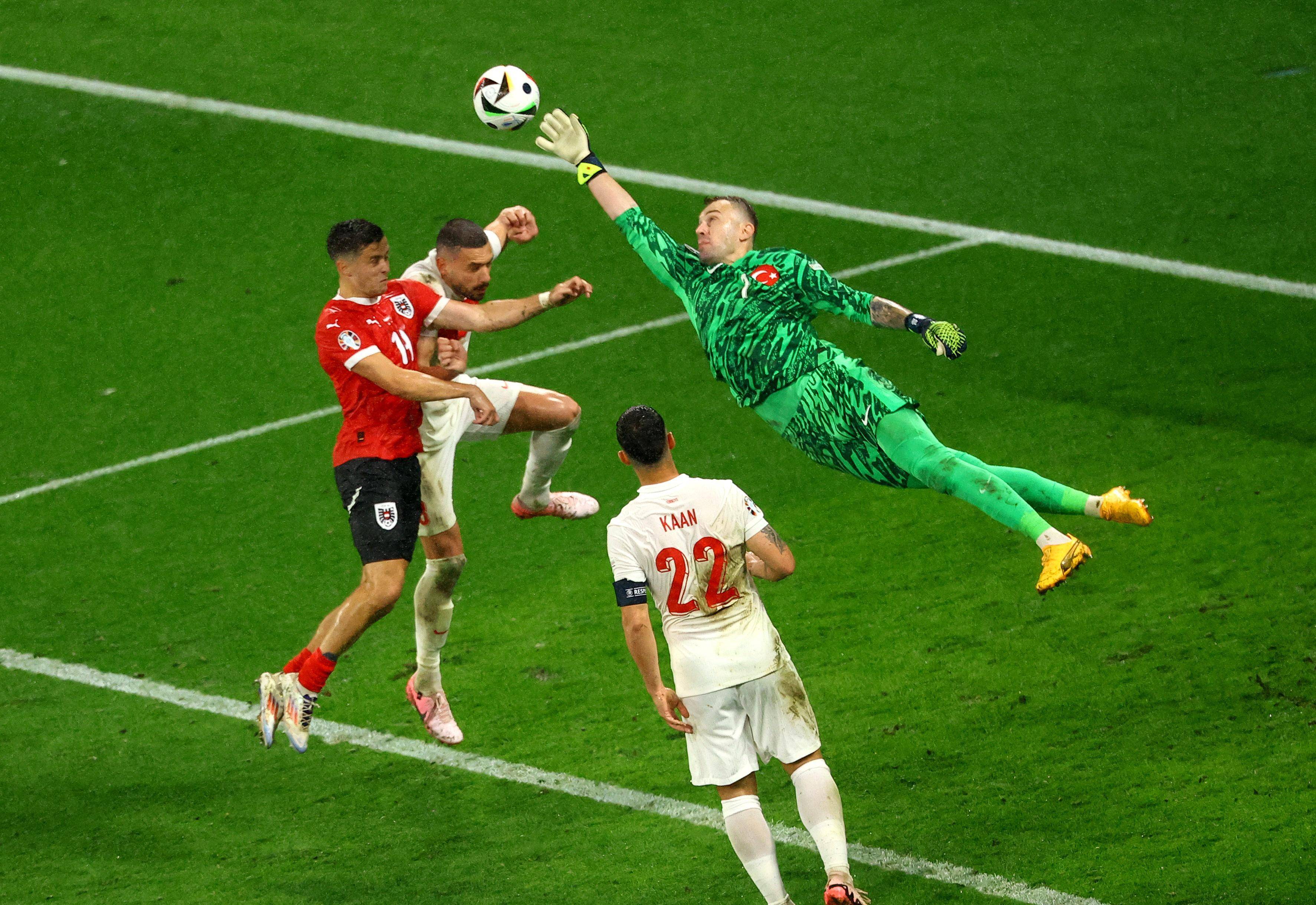 欧洲联赛精彩对决频现,球员实力逐渐凸显 欧洲联赛精彩对决频现,球员实力逐渐凸显