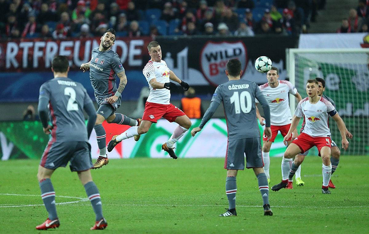 里昂球队配合默契，主场击败对手