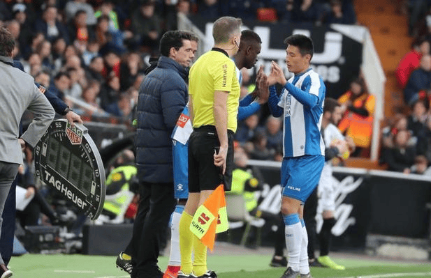 关于瓦伦西亚主帅辞职，球队陷入困境的信息